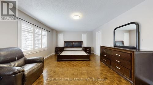 881 Knotty Pine Grove, Mississauga, ON - Indoor Photo Showing Living Room
