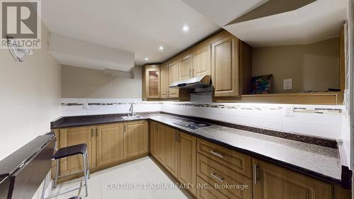 881 Knotty Pine Grove, Mississauga, ON - Indoor Photo Showing Kitchen