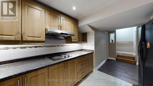 881 Knotty Pine Grove, Mississauga, ON - Indoor Photo Showing Kitchen