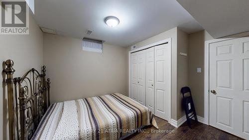 881 Knotty Pine Grove, Mississauga, ON - Indoor Photo Showing Bedroom