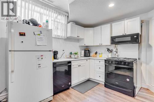 176 Maple Leaf Lane, Fort Mcmurray, AB - Indoor Photo Showing Kitchen