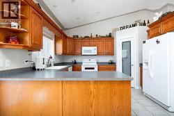 Loads of cabinets & counter space - 