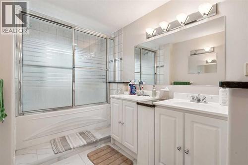 475 27 Avenue Nw, Calgary, AB - Indoor Photo Showing Bathroom