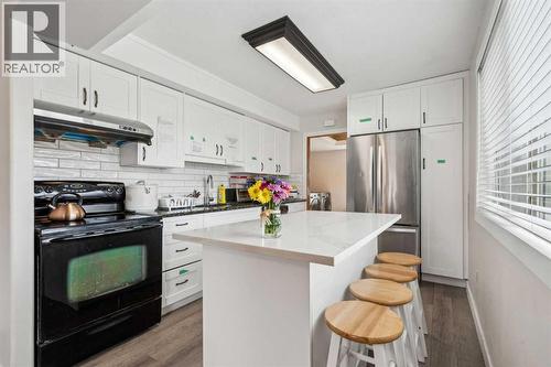 475 27 Avenue Nw, Calgary, AB - Indoor Photo Showing Kitchen With Upgraded Kitchen