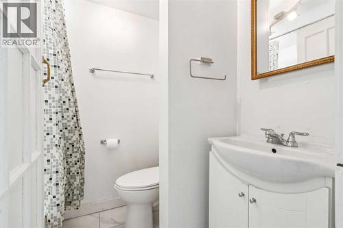 475 27 Avenue Nw, Calgary, AB - Indoor Photo Showing Bathroom