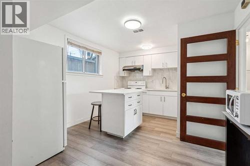 475 27 Avenue Nw, Calgary, AB - Indoor Photo Showing Kitchen