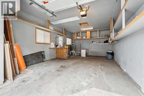 475 27 Avenue Nw, Calgary, AB - Indoor Photo Showing Garage