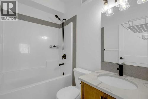 4 piece bath - 9 Ian Way, Sylvan Lake, AB - Indoor Photo Showing Bathroom