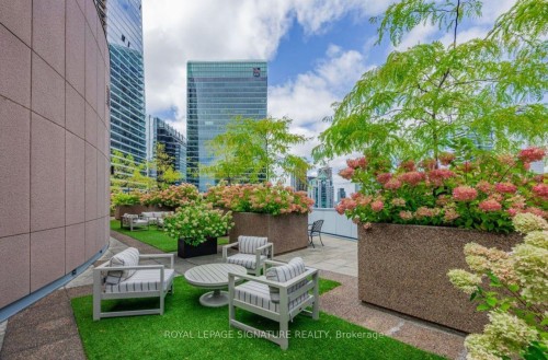1702-33 University Avenue, Toronto, ON - Outdoor