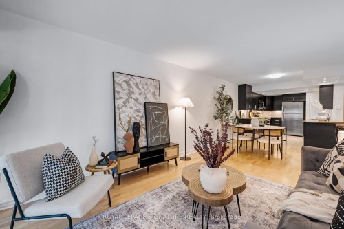 1702-33 University Avenue, Toronto, ON - Indoor Photo Showing Living Room