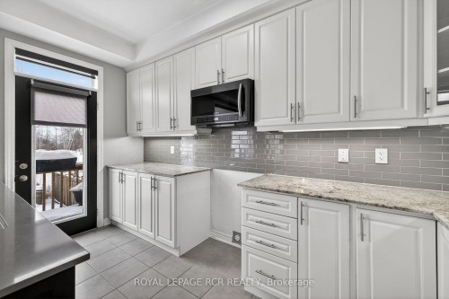 82 Lampkin Street, Georgina, ON - Indoor Photo Showing Kitchen With Upgraded Kitchen