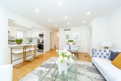 6172 Kindree Circle, Mississauga, ON - Indoor Photo Showing Living Room