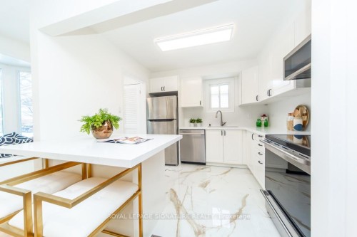 6172 Kindree Circle, Mississauga, ON - Indoor Photo Showing Kitchen With Upgraded Kitchen