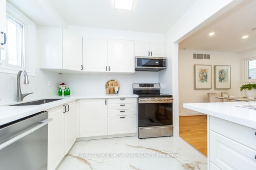 6172 Kindree Circle, Mississauga, ON - Indoor Photo Showing Kitchen