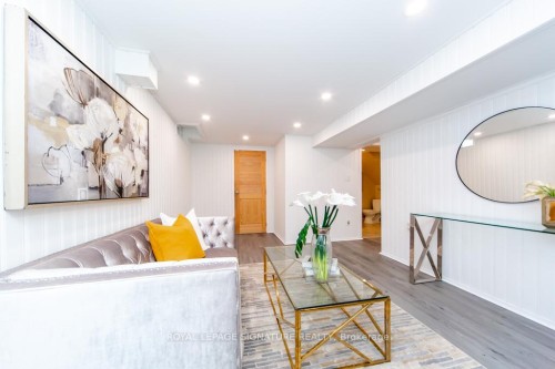 6172 Kindree Circle, Mississauga, ON - Indoor Photo Showing Living Room