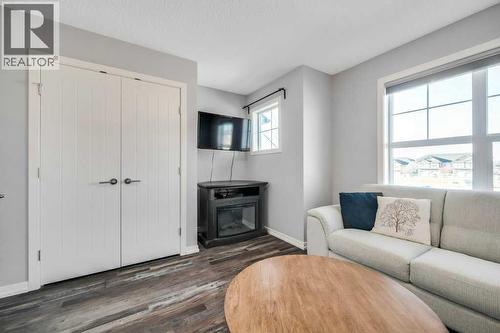731, 101 Sunset Drive, Cochrane, AB - Indoor Photo Showing Living Room With Fireplace