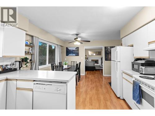 1231 Kelglen Crescent, Kelowna, BC - Indoor Photo Showing Kitchen