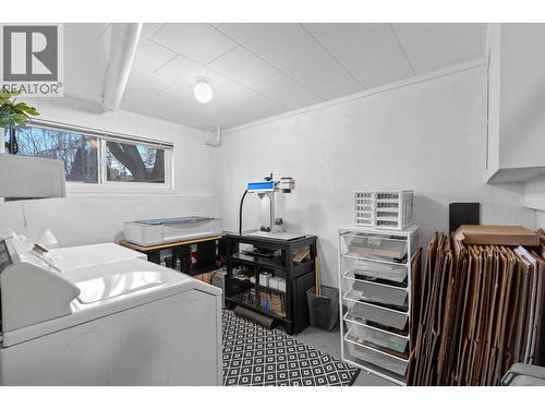 1231 Kelglen Crescent, Kelowna, BC - Indoor Photo Showing Laundry Room