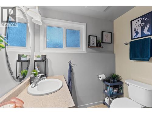 1231 Kelglen Crescent, Kelowna, BC - Indoor Photo Showing Bathroom