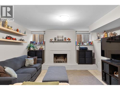 1231 Kelglen Crescent, Kelowna, BC - Indoor Photo Showing Living Room With Fireplace