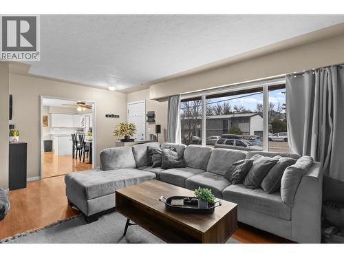 1231 Kelglen Crescent, Kelowna, BC - Indoor Photo Showing Living Room