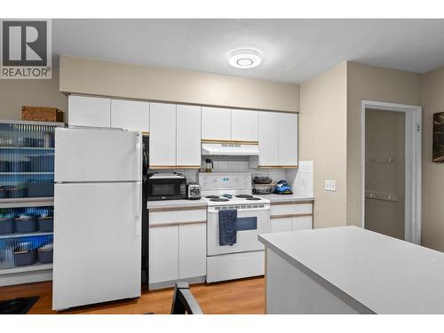 1231 Kelglen Crescent, Kelowna, BC - Indoor Photo Showing Kitchen