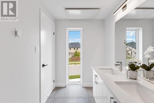 B117 - 2082 Lumen Drive, London South (South A), ON - Indoor Photo Showing Other Room