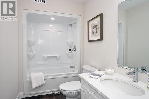 Unit 39 - 3202 Vivian Line, Stratford, ON - Indoor Photo Showing Bathroom