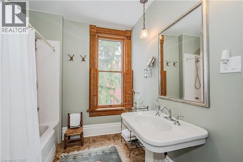 80 London Rd W Road, Guelph, ON - Indoor Photo Showing Bathroom