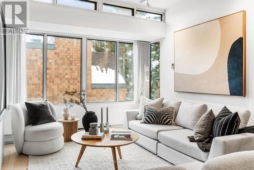 337 - 40 Oaklands Avenue, Toronto, ON - Indoor Photo Showing Living Room