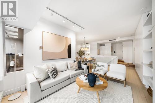 337 - 40 Oaklands Avenue, Toronto, ON - Indoor Photo Showing Living Room