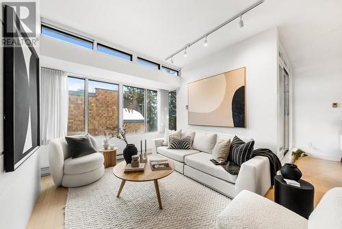 337 - 40 Oaklands Avenue, Toronto, ON - Indoor Photo Showing Living Room