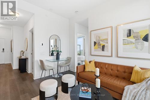 1811 - 3900 Confederation Parkway, Mississauga, ON - Indoor Photo Showing Living Room