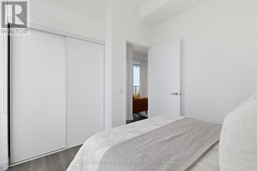 1811 - 3900 Confederation Parkway, Mississauga, ON - Indoor Photo Showing Bedroom