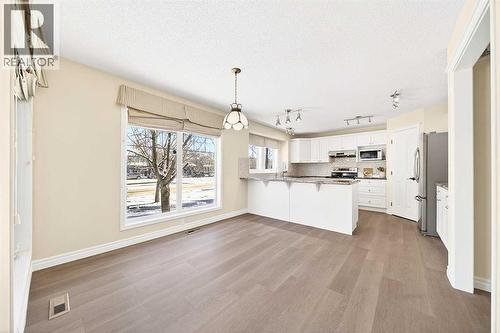15209 Prestwick Boulevard Se, Calgary, AB - Indoor Photo Showing Kitchen