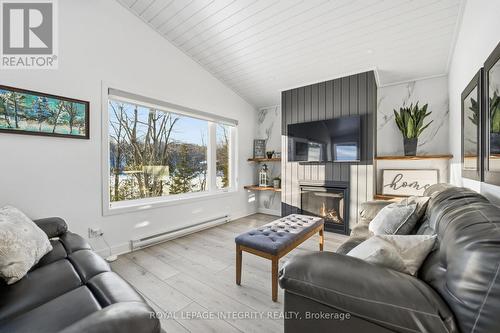 29 O4 Road, Rideau Lakes, ON - Indoor Photo Showing Living Room