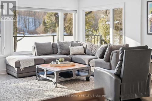 29 O4 Road, Rideau Lakes, ON - Indoor Photo Showing Living Room