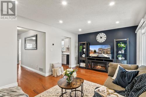 815 Buttonbush Court, Oshawa (Pinecrest), ON - Indoor Photo Showing Living Room