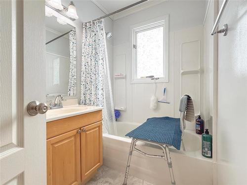 560 Douglas Street, Brandon, MB - Indoor Photo Showing Bathroom