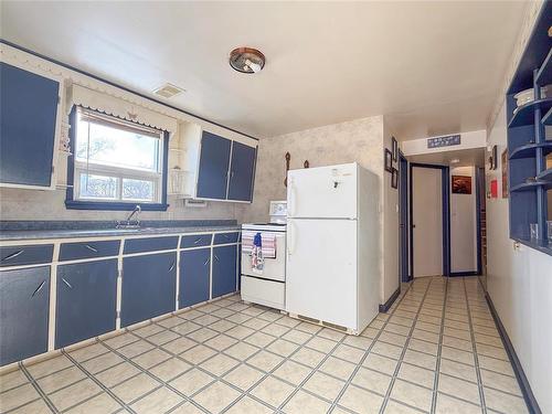 560 Douglas Street, Brandon, MB - Indoor Photo Showing Kitchen