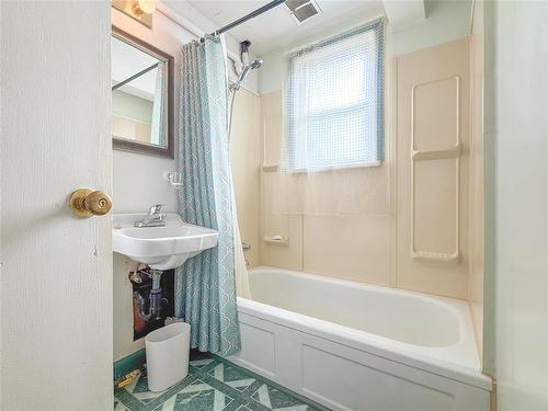 560 Douglas Street, Brandon, MB - Indoor Photo Showing Bathroom