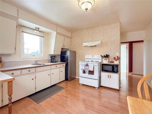 560 Douglas Street, Brandon, MB - Indoor Photo Showing Kitchen