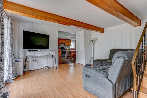 Salon - 6775Z Route Sir-Wilfrid-Laurier, Mirabel, QC - Indoor