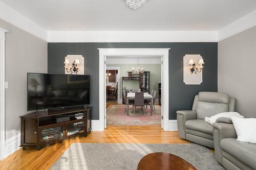 Salon - 3 Rue Bridge, Ormstown, QC - Indoor Photo Showing Living Room