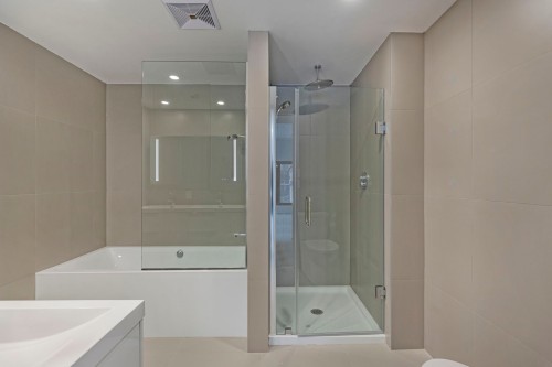 Salle de bains attenante à la CCP - 118-585 Av. Glengarry, Mont-Royal, QC - Indoor Photo Showing Bathroom