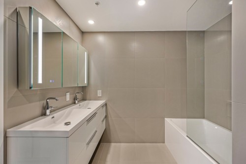 Salle de bains attenante à la CCP - 118-585 Av. Glengarry, Mont-Royal, QC - Indoor Photo Showing Bathroom