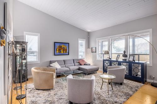 2575 Pineridge Place, West Kelowna, BC - Indoor Photo Showing Living Room