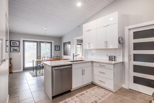 2575 Pineridge Place, West Kelowna, BC - Indoor Photo Showing Kitchen