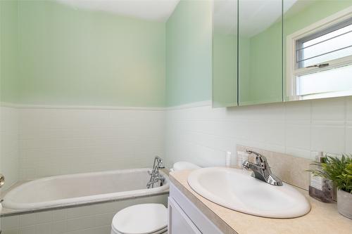 1408 Graham Street, Kelowna, BC - Indoor Photo Showing Bathroom