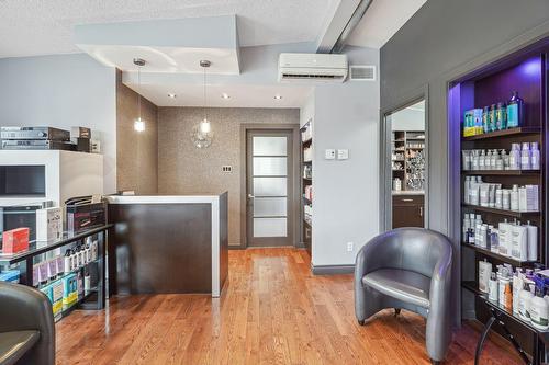 Commerce - 5050  - 5052 Boul. Henri-Bourassa E., Montréal (Montréal-Nord), QC - Indoor